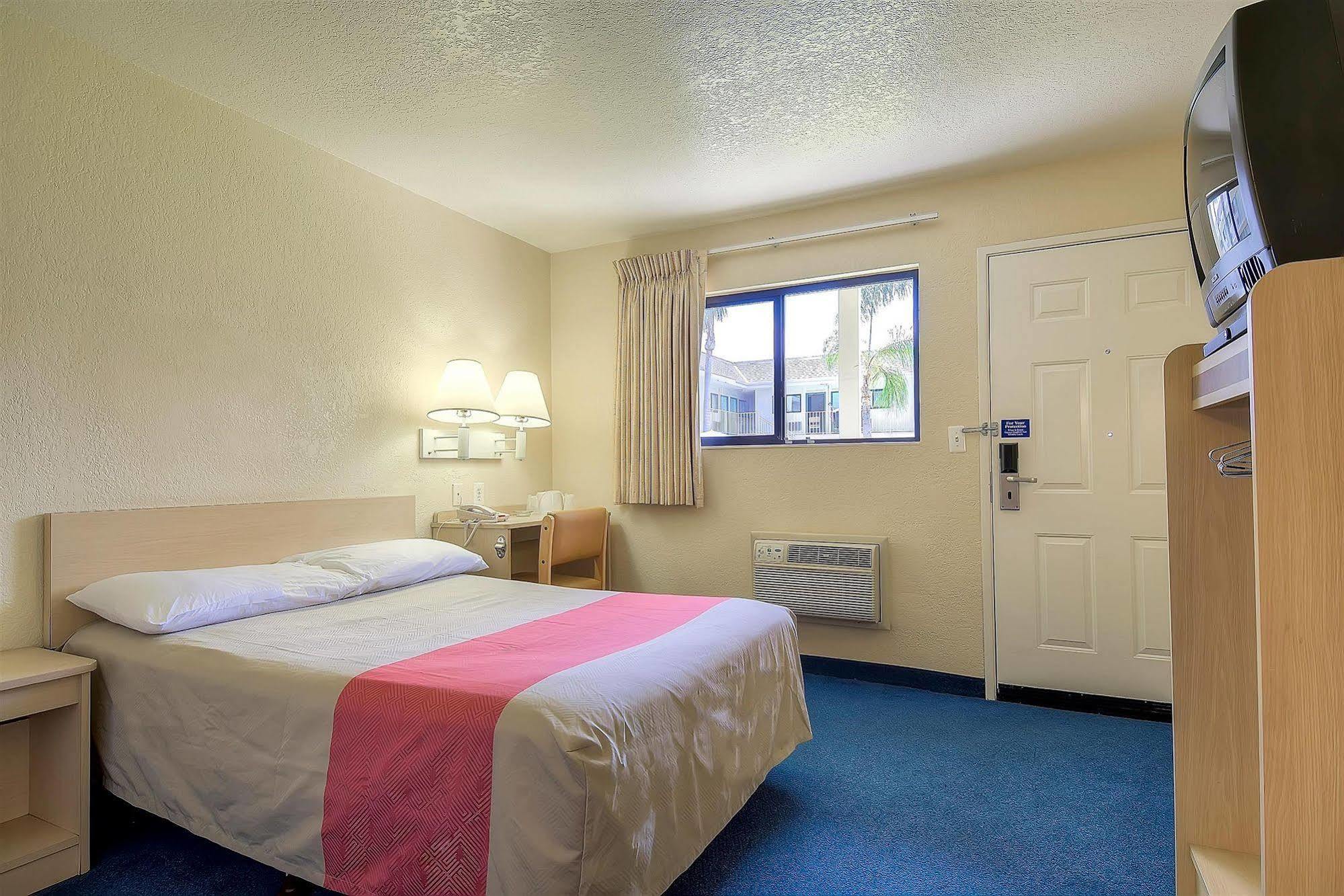 Motel 6 Anaheim Stadium - Orange Exteriér fotografie