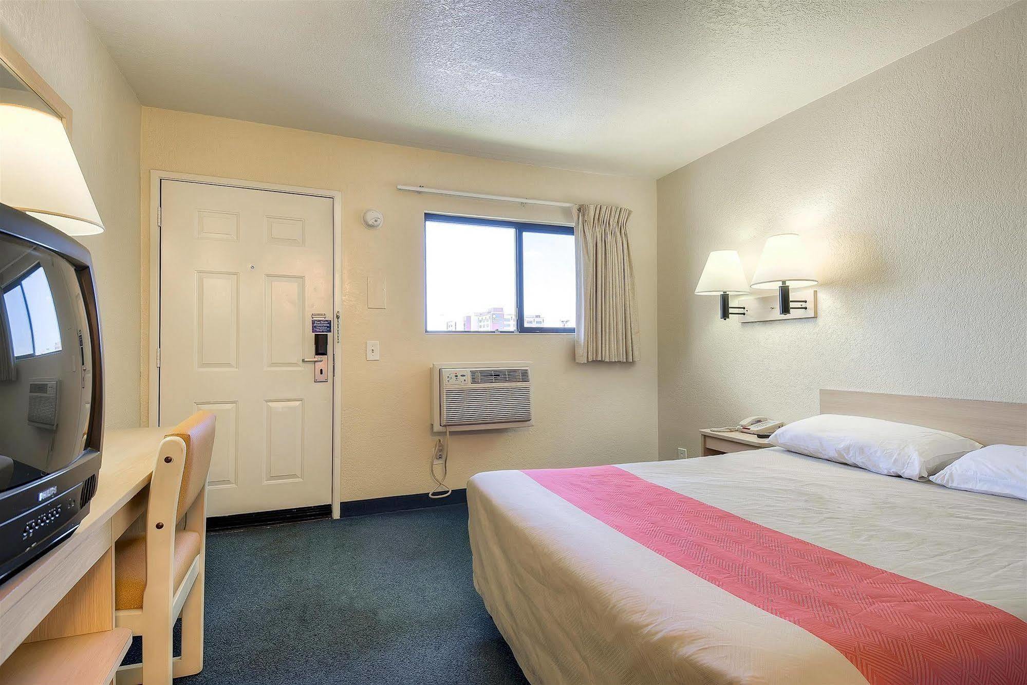 Motel 6 Anaheim Stadium - Orange Exteriér fotografie