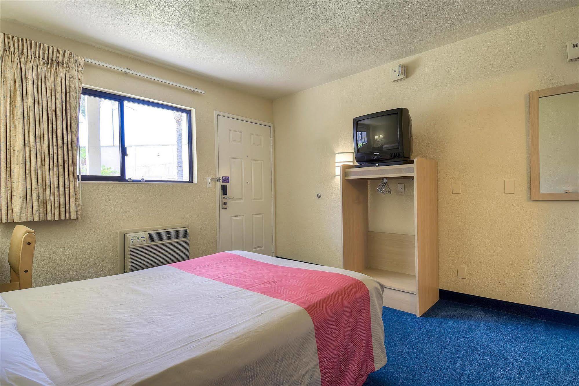 Motel 6 Anaheim Stadium - Orange Exteriér fotografie