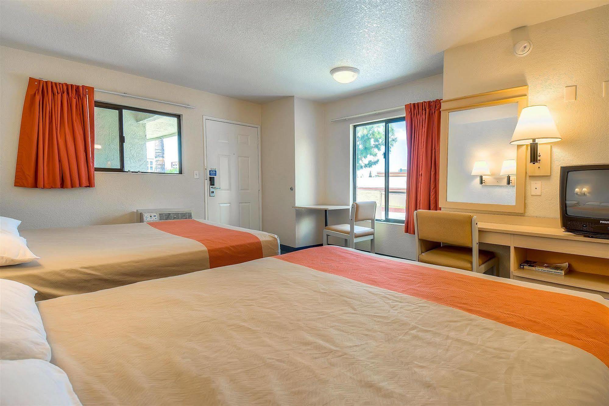 Motel 6 Anaheim Stadium - Orange Exteriér fotografie