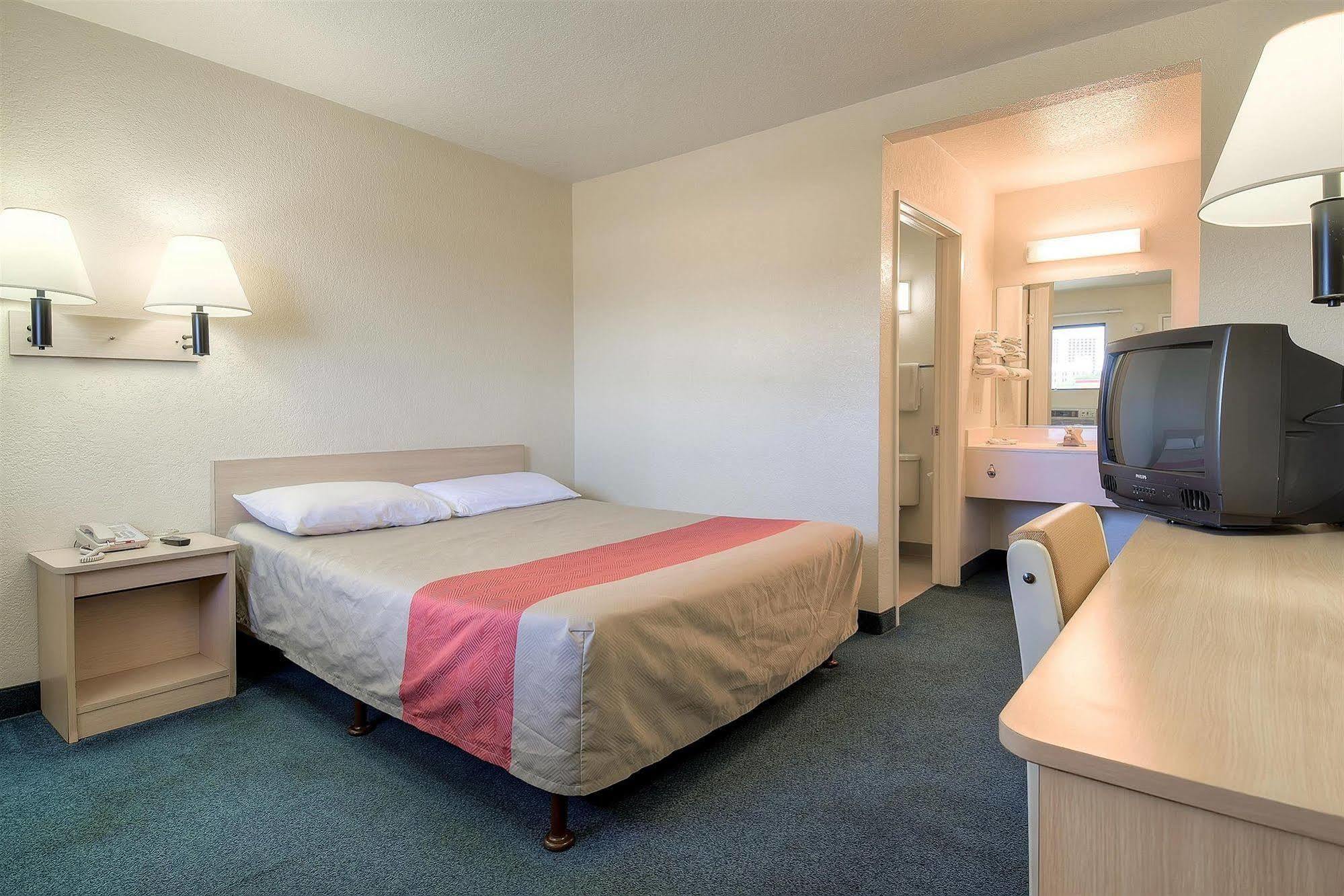Motel 6 Anaheim Stadium - Orange Exteriér fotografie