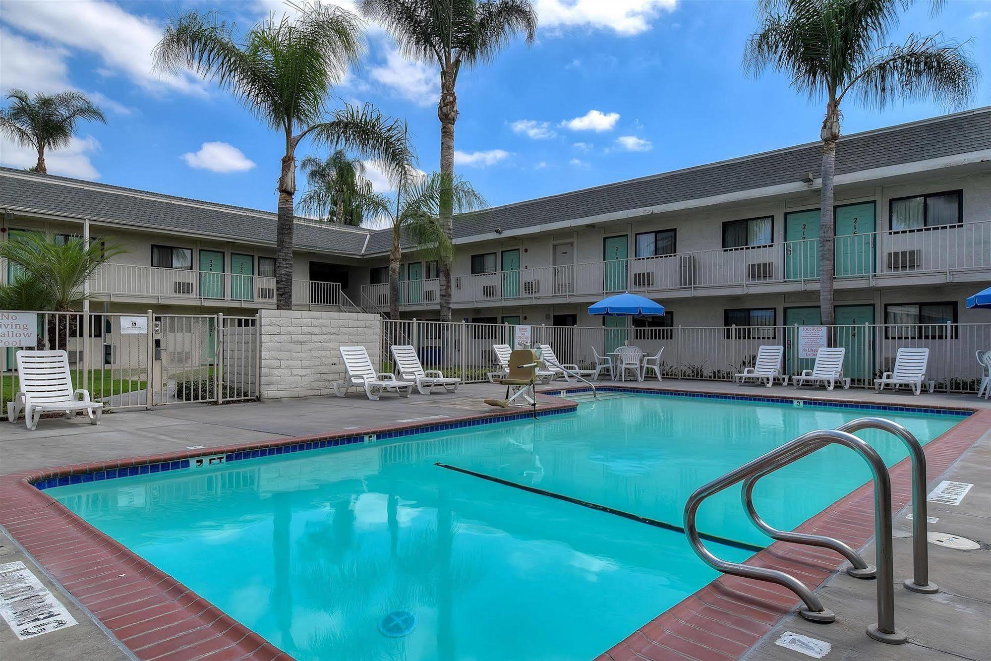 Motel 6 Anaheim Stadium - Orange Exteriér fotografie